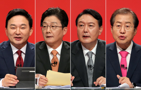 국민의힘 제20대 대선 본경선에 진출한 원희룡(왼쪽 사진부터) 전 제주지사, 유승민 전 의원, 윤석열 전 검찰총장, 홍준표 의원이 11일 오후 광주 서구 치평동 KBS 광주방송총국에서 호남권 합동토론회를 준비하고 있다.공동취재·연합뉴스